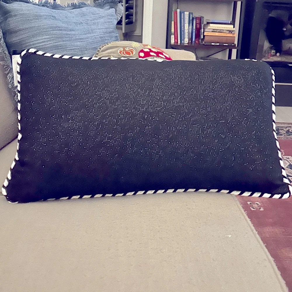 ••NWT LG Halloween Accent Pillow Ghosts Pumpkins 🎃 Black White Removable Cover